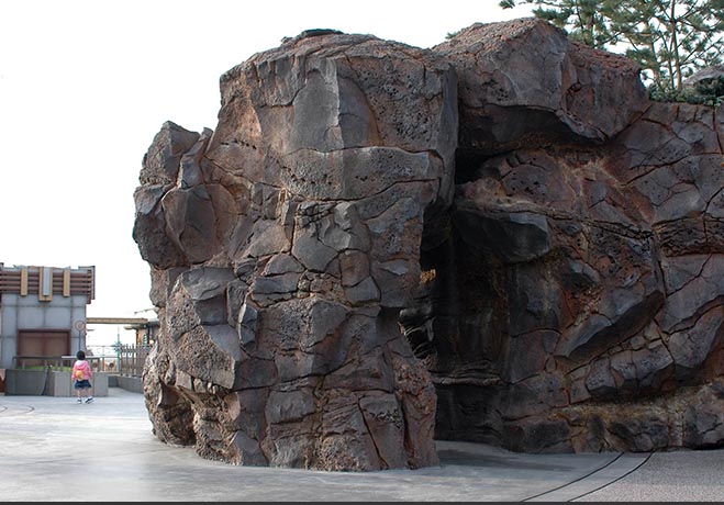 用仿真樹假山調節遮擋路沖實際案例