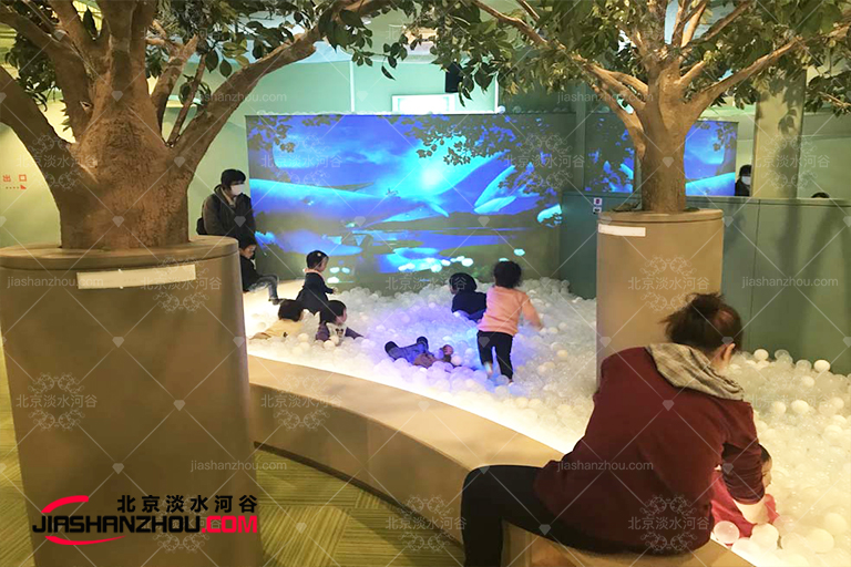 仿真樹(shù)不單提供給人們迷人的裝飾環(huán)境凸現(xiàn)出綠色環(huán)保核心理念