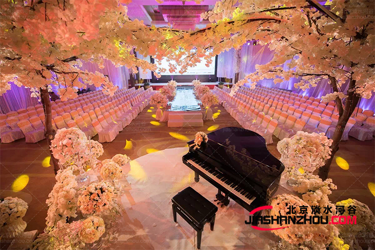 仿真樹給冬天的新娘人生重要的時刻創造出如夢如幻的場景