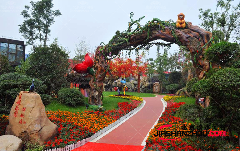 仿真樹的實用特點以及節約人行道車道資源的優勢