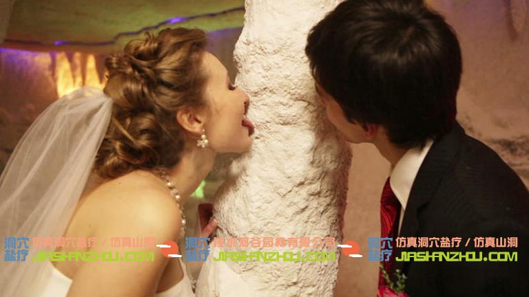 中國用鹽做成的仿真鹽洞酒店默認游客隨意舔墻