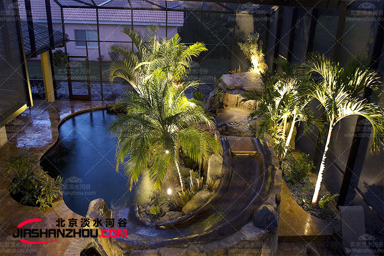 在陽光明媚的庭院中用仿真樹創(chuàng)建陰影實(shí)現(xiàn)完美午后時(shí)光