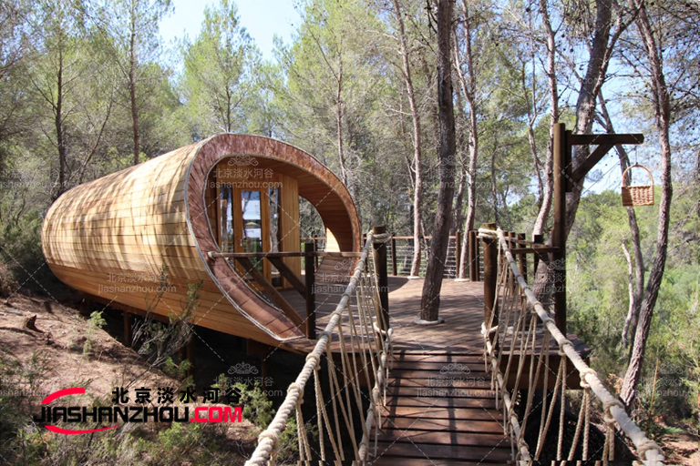 仿真樹(shù)屋構(gòu)想出理想的休憩住所并與周?chē)拿谰昂椭C相處