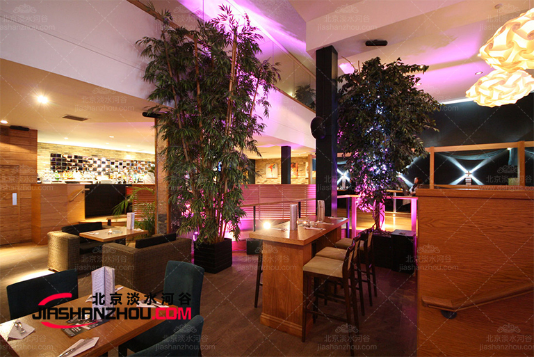 帶有中性彩色仿真樹是令人興奮的設計它帶來微妙而誘人的觸感