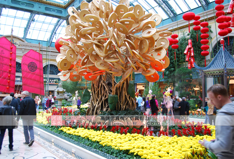 仿真樹裝飾過的節日大森林兒童樂園環境非常吸引人