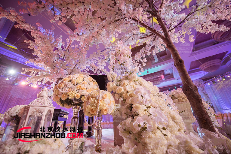 婚禮用仿真樹布置現場的案例細節反套路的仿真樹婚禮布置效果滿分