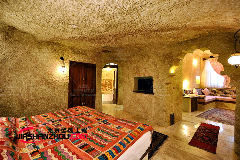 有人旅途中選擇住進了仿真山洞旅行酒店
