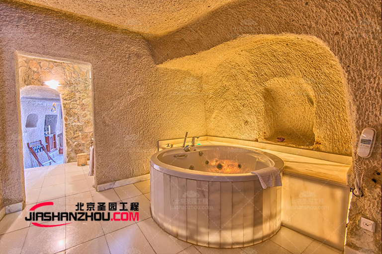 巧妙設計的仿真洞穴浴室隱藏洞穴之中具私密性