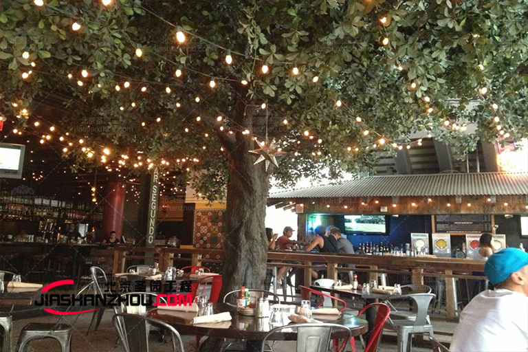 鄭州城市豪庭小區使用旅行者棕櫚樹的仿真樹裝飾