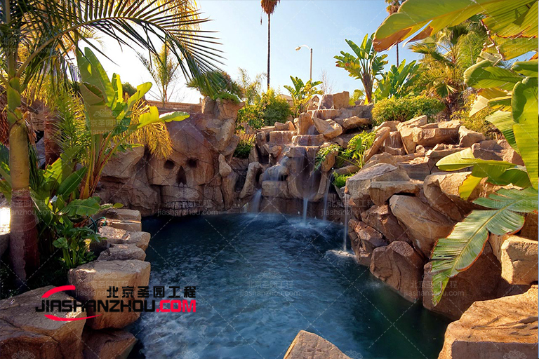 帶餐桌布局的戶外塑石假山景觀別墅庭院設(shè)計