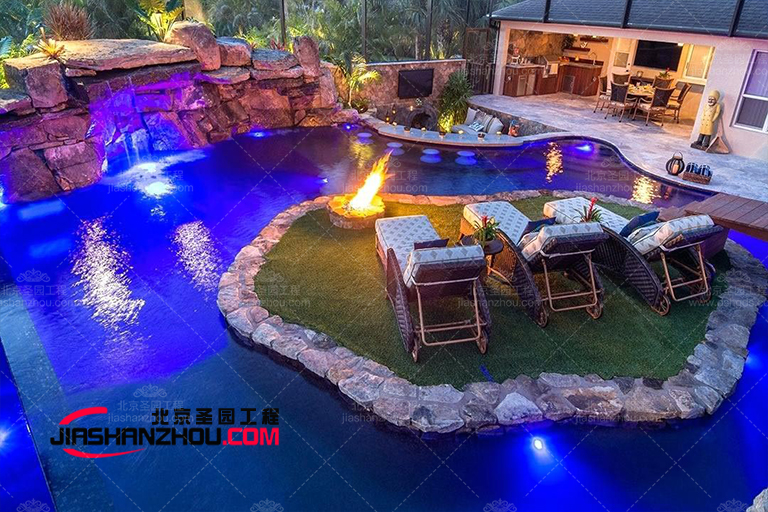 塑石假山水池岸邊鋪設(shè)人造草有很多優(yōu)點(diǎn)但也不能忽視其缺點(diǎn)