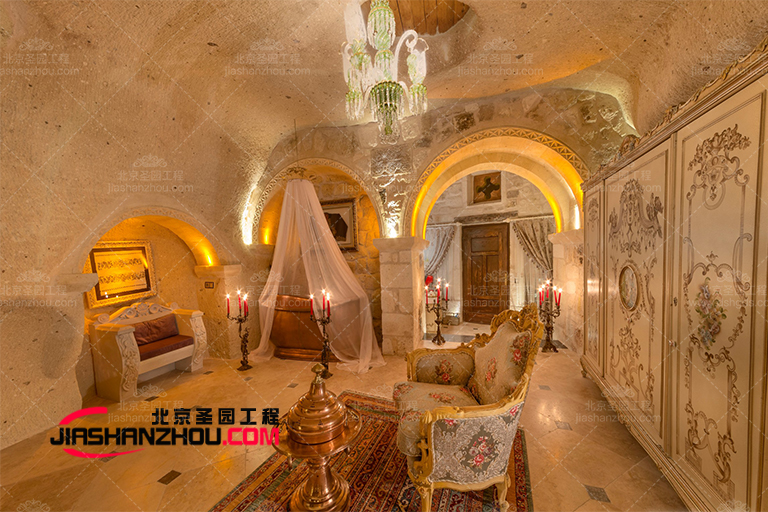 人造山洞旅行酒店有著優(yōu)雅迷人的外觀