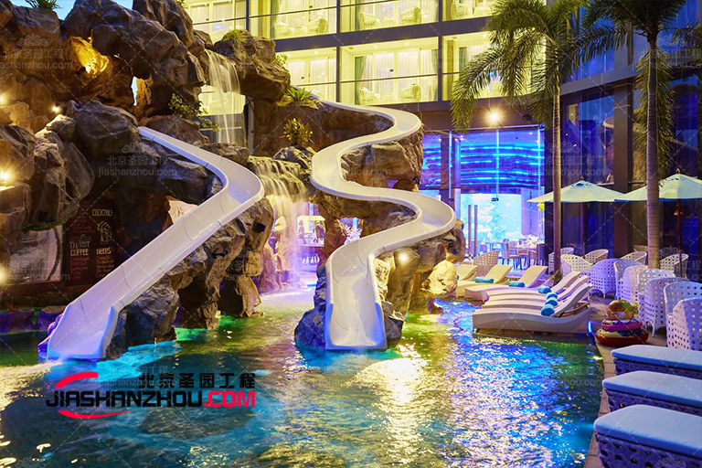 GRC塑石假山水池景觀與附近的環(huán)境融為一體