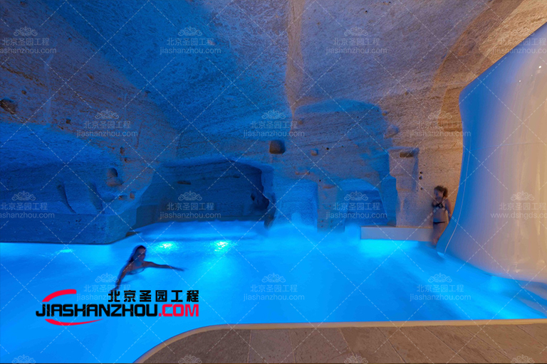 配色的完美結(jié)合為仿真窯洞酒店創(chuàng)造了和平與純潔的平衡