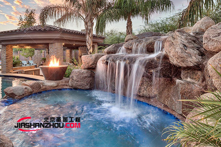 泳池內(nèi)的豪華塑石假山景觀水池小屋休息區(qū)-泳池小屋設(shè)計(jì)