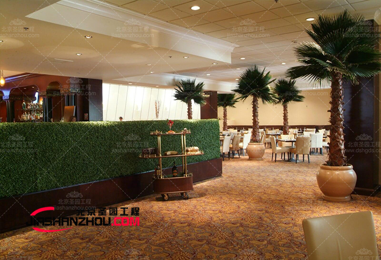 以自己喜歡的海灘主題仿真樹裝飾客房或臥室