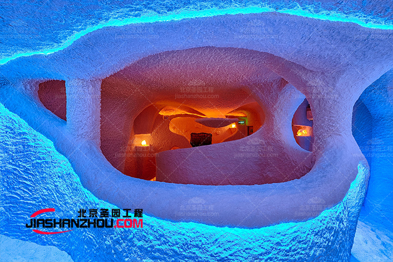 深邃致藍色調將室外湖泊美麗的藍色帶入養(yǎng)生鹽洞酒店室內(nèi)