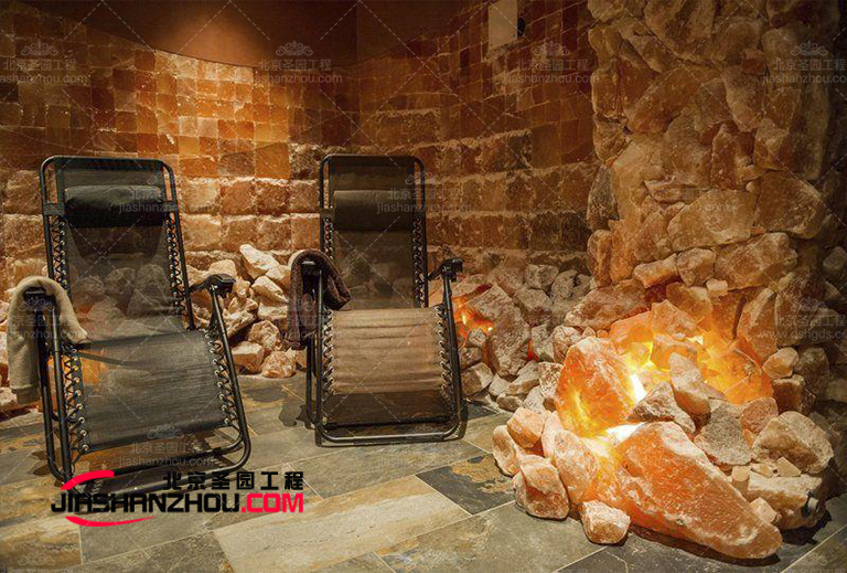 鹽洞汗蒸鹽療房間有一種富麗堂皇和復古的感覺