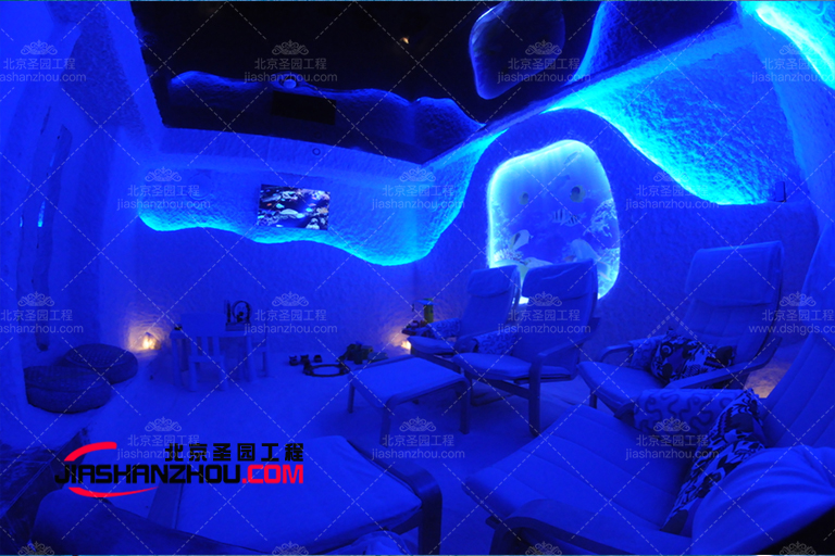 鹽洞汗蒸鹽療房擁有明亮的內(nèi)飾和炫酷墻壁藝術(shù)