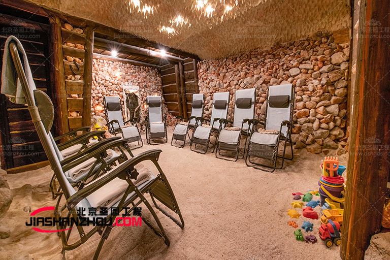 洞穴主題汗蒸鹽療房空間的溫暖舒適就像家一樣的感覺(jué)