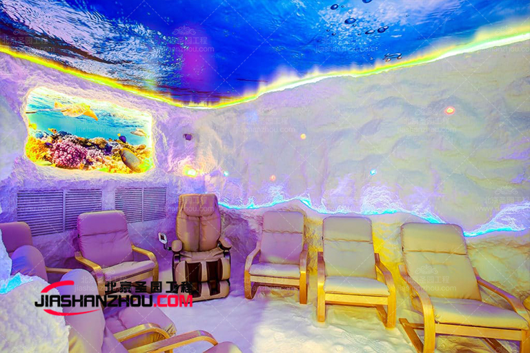 寬敞而簡單的鹽洞汗蒸鹽療房是繁忙城市中的和平避難所