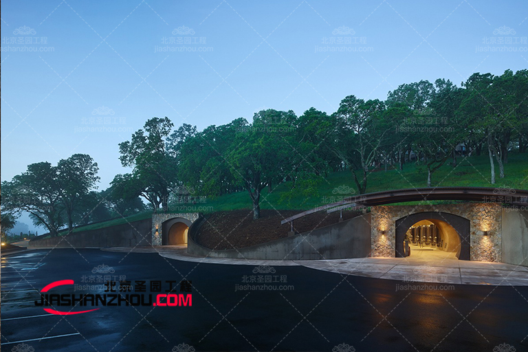 復古又充滿活力的仿真山洞客棧室內外設計