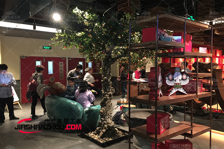 做工細(xì)的人造綠色仿真樹植物讓空間充滿異國情調(diào)