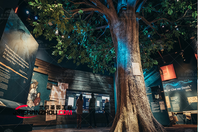 人造綠色仿真樹植物為空間營造出多層次的美感