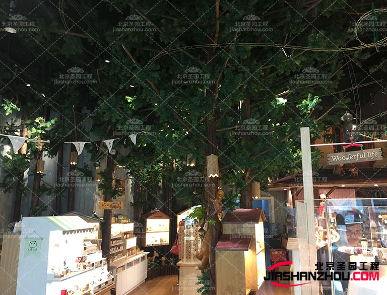 仿真樹(shù)與真實(shí)植物結(jié)合的f 景帶給人們視覺(jué)上的享受