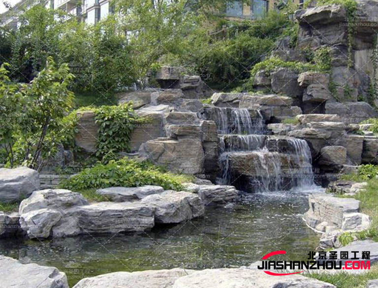 塑石假山是一個可以讓公園或是景區(qū)變得更加的漂亮美觀