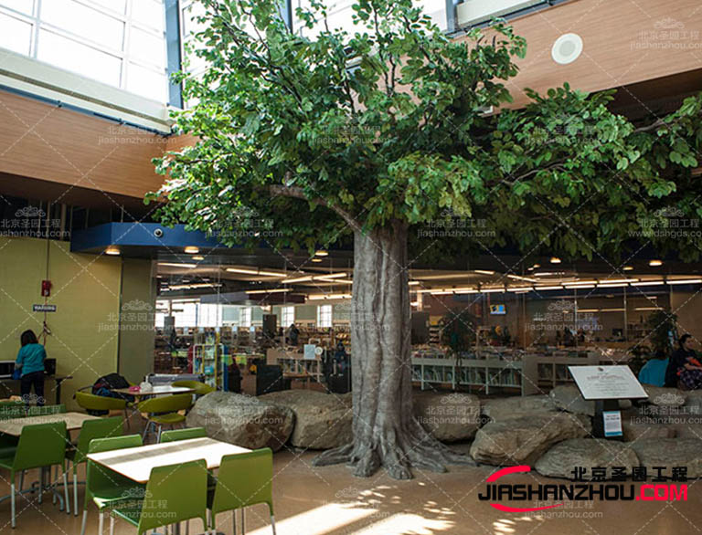 再者，仿真樹可以在任何季節或者場合使用不受環境影響