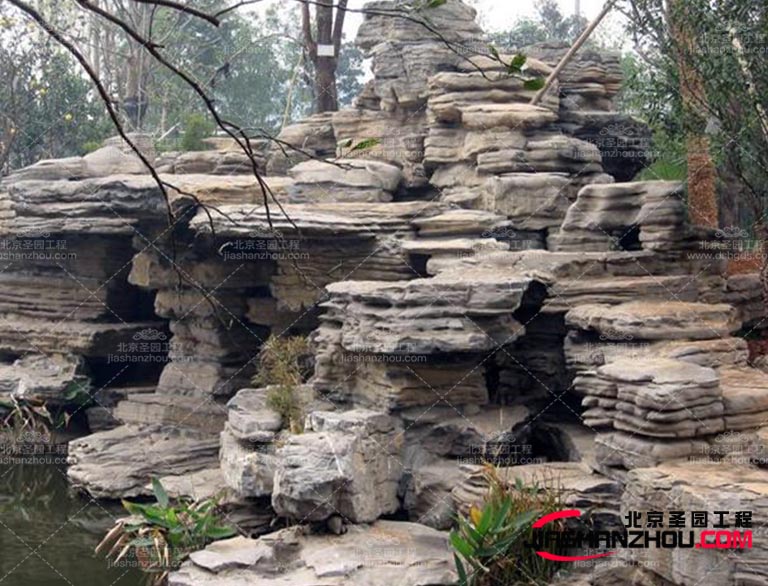 其次，需要考慮塑石假山的形狀和結構包括大小比例