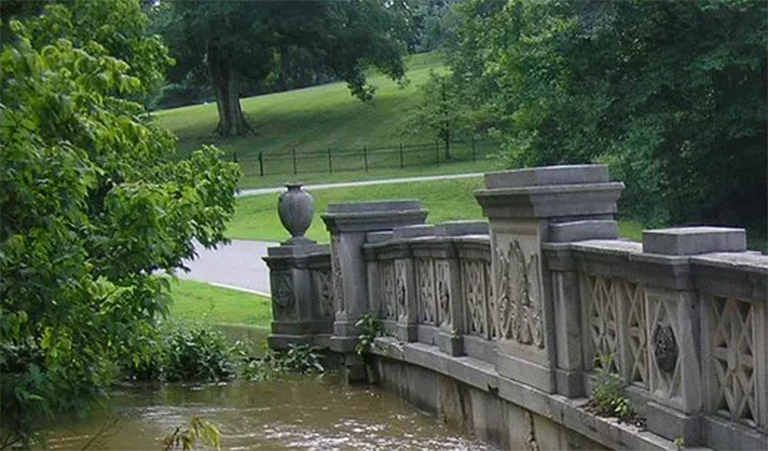 石頭照片在路易斯維爾雕刻了橋梁入綠色車落基印第安人的公園.jpg 石頭照片在路易斯維爾雕刻了橋梁入綠色車落基印第安人的公園